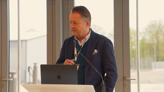 Der picturemaxx CEO, Max Wieberneit, stellt auf dem PICTAday den KI-Marktplatz vor