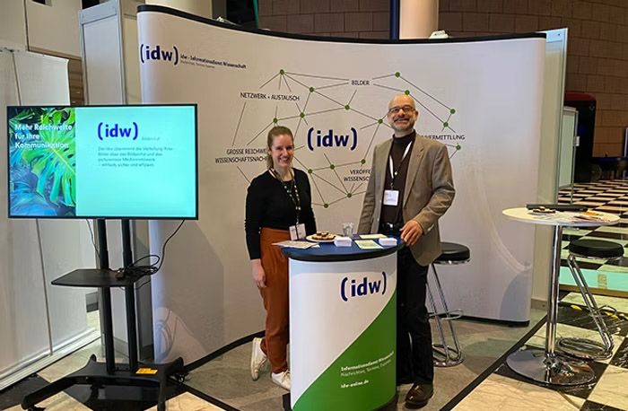 Am Stand des idw: Nina Gramüller, Project Manager Marketing bei picturemaxx und Jürgen Steiner, Content-Manager beim idw