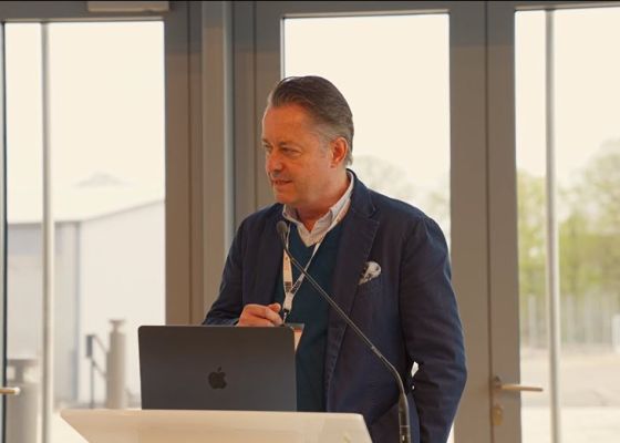 Der picturemaxx CEO, Max Wieberneit, stellt auf dem PICTAday den KI-Marktplatz vor